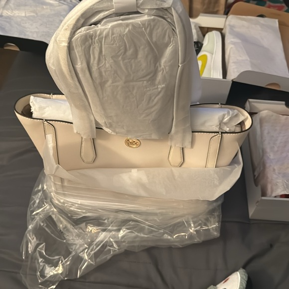 MK -NWT, plastic and dust bag. Light Cream color. - Picture 5 of 5